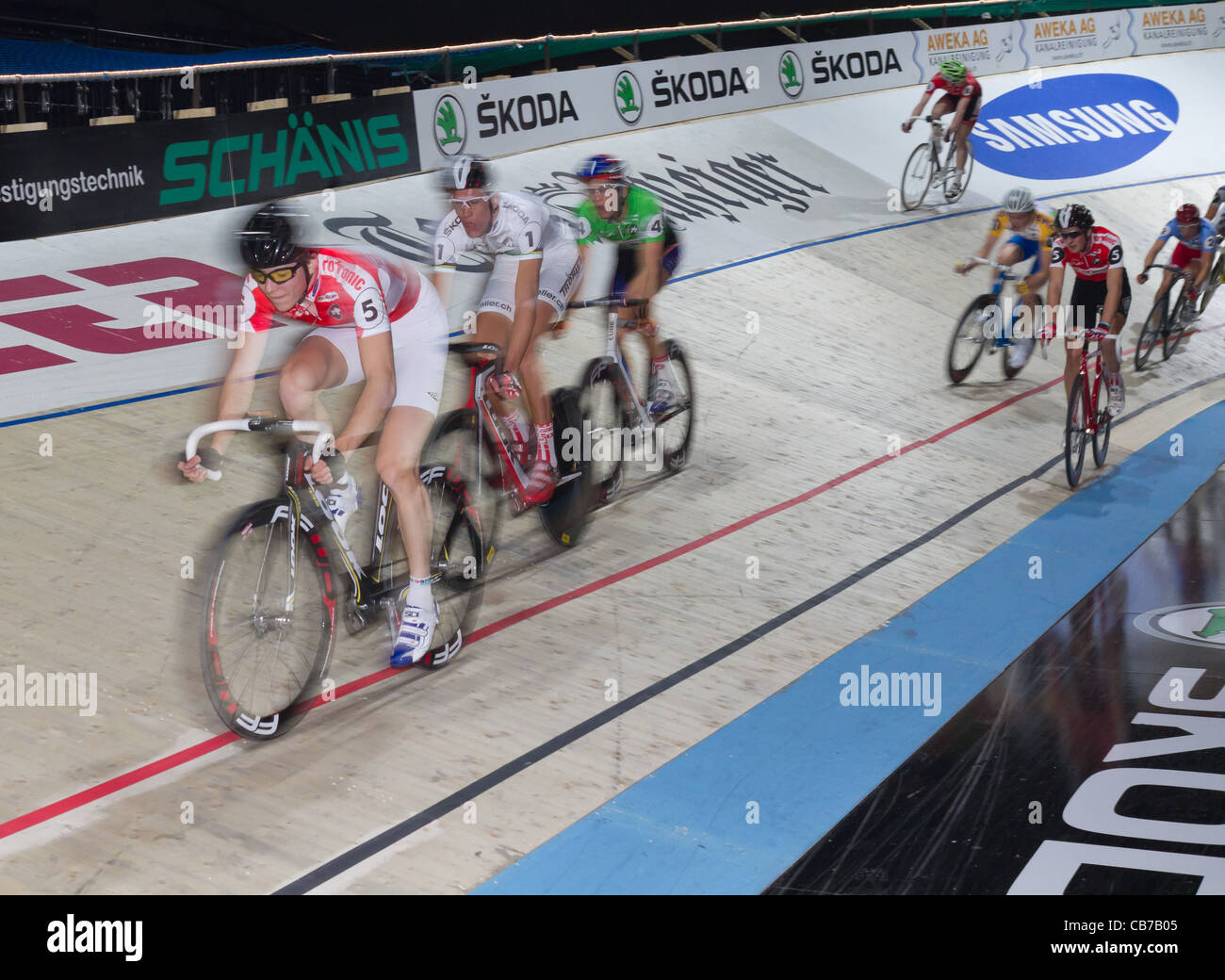 Amateur- und Profisportler kämpfen um den Sieg beim indoor-Bike Challenge Sixday-Nights Zürich 2011 im Zürich Hallenstadion Stockfoto