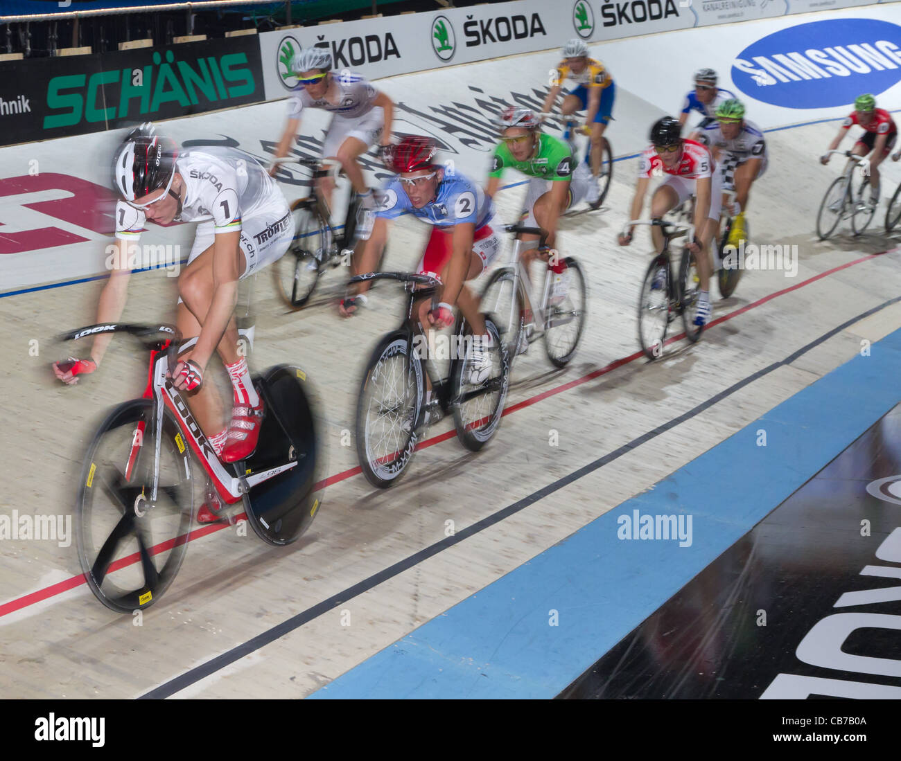 Amateur- und Profisportler kämpfen um den Sieg beim indoor-Bike Challenge Sixday-Nights Zürich 2011 im Zürich Hallenstadion Stockfoto