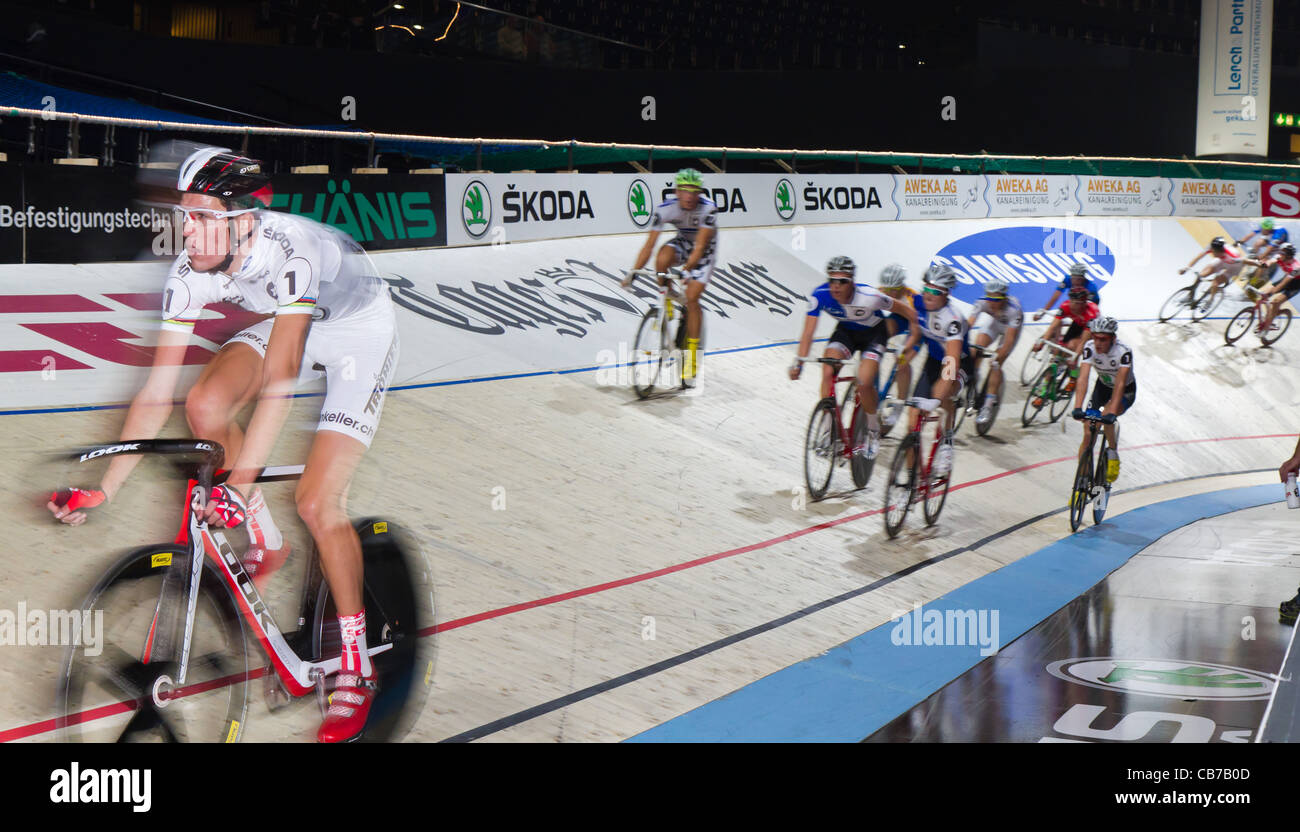 Amateur- und Profisportler kämpfen um den Sieg beim indoor-Bike Challenge Sixday-Nights Zürich 2011 im Zürich Hallenstadion Stockfoto