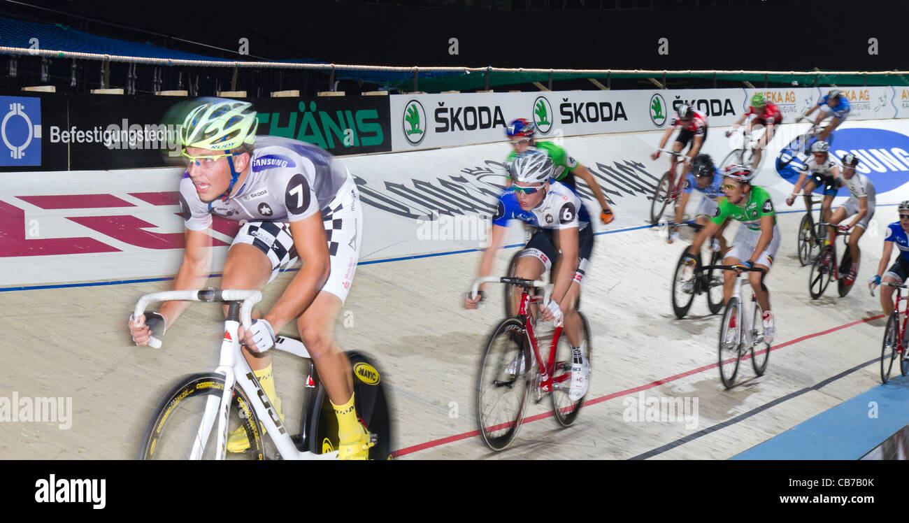 Amateur- und Profisportler kämpfen um den Sieg beim indoor-Bike Challenge Sixday-Nights Zürich 2011 im Zürich Hallenstadion Stockfoto