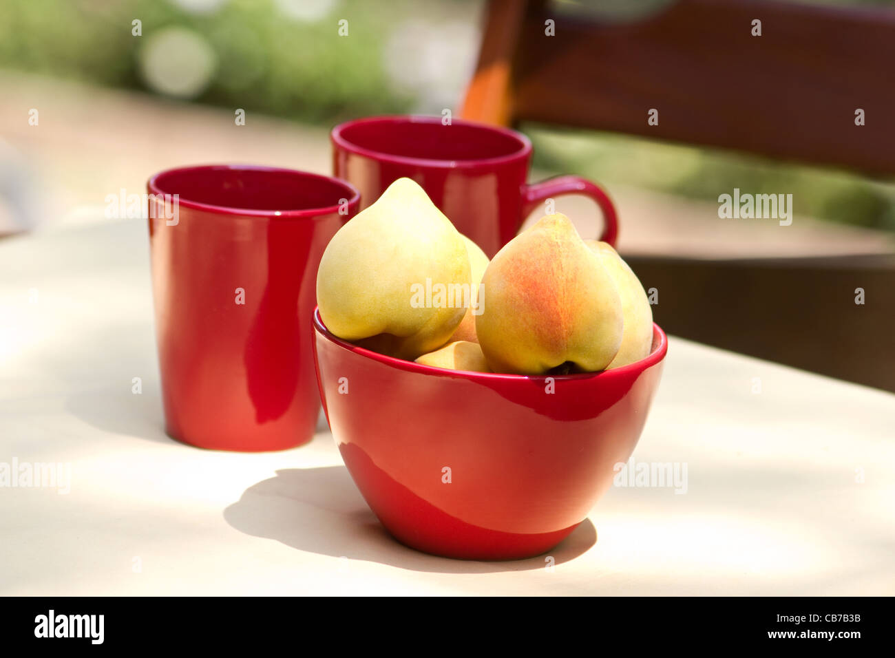 Frische Pfirsiche in eine rote Schale Stockfoto