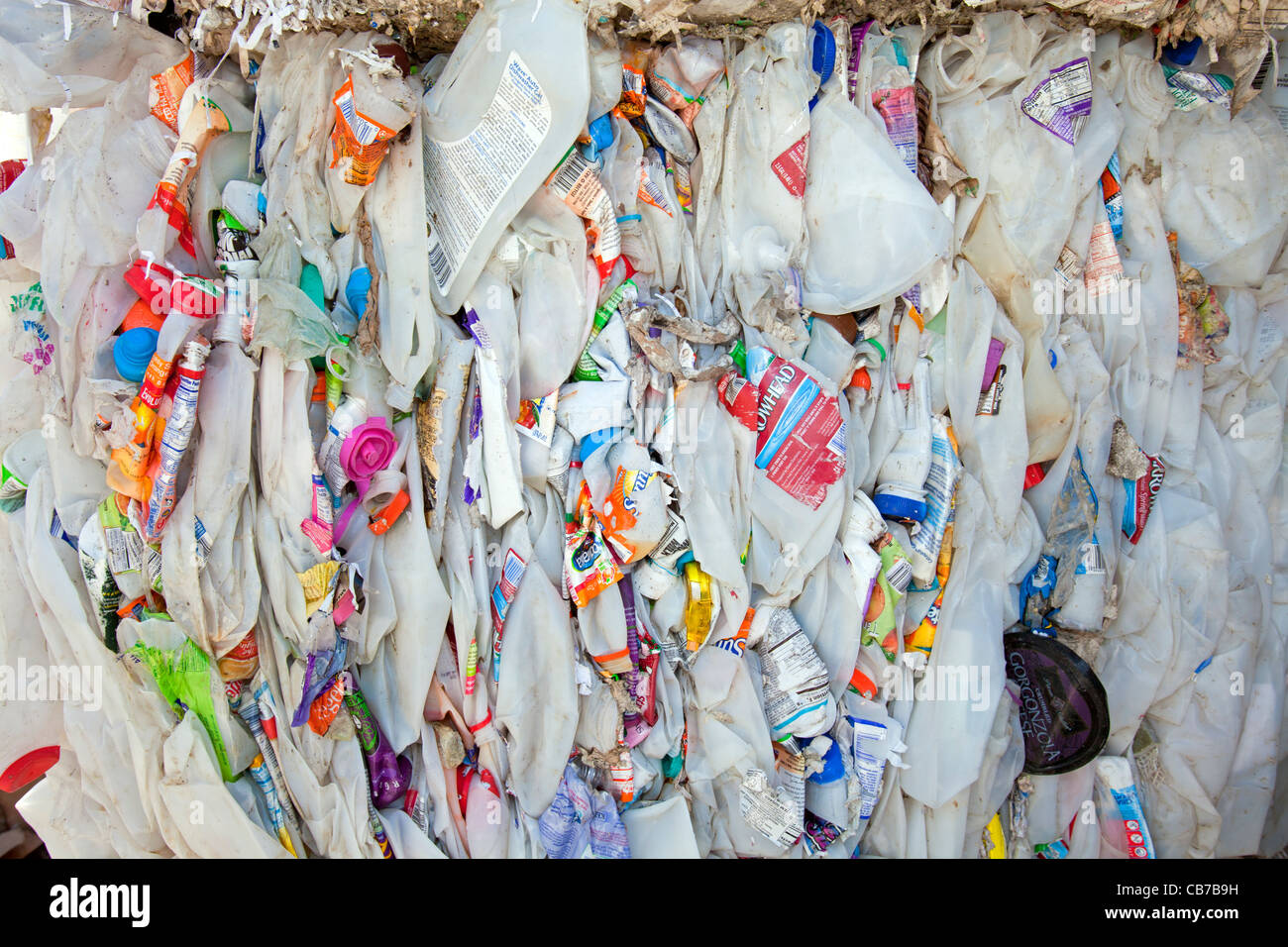 Stapel von High-Density-Polyethylen (HDPE) Flaschen, Recycliing Symbol #2. Recycling-Center, Los Angeles, Kalifornien, USA Stockfoto