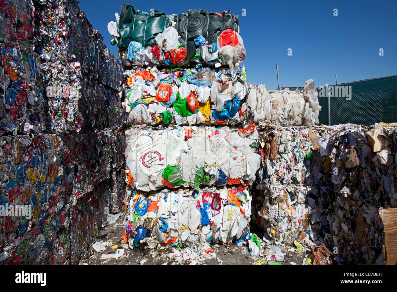 Stapel von High-Density-Polyethylen (HDPE) Flaschen, recycling-Zeichen #2. Recycling-Center, Los Angeles, Kalifornien, USA Stockfoto