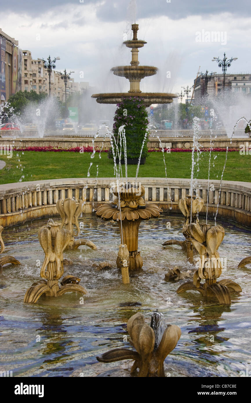 Brunnen vor dem Palast des Parlaments, ehemalige Ceausescu-Palast, Bukarest, Rumänien Stockfoto