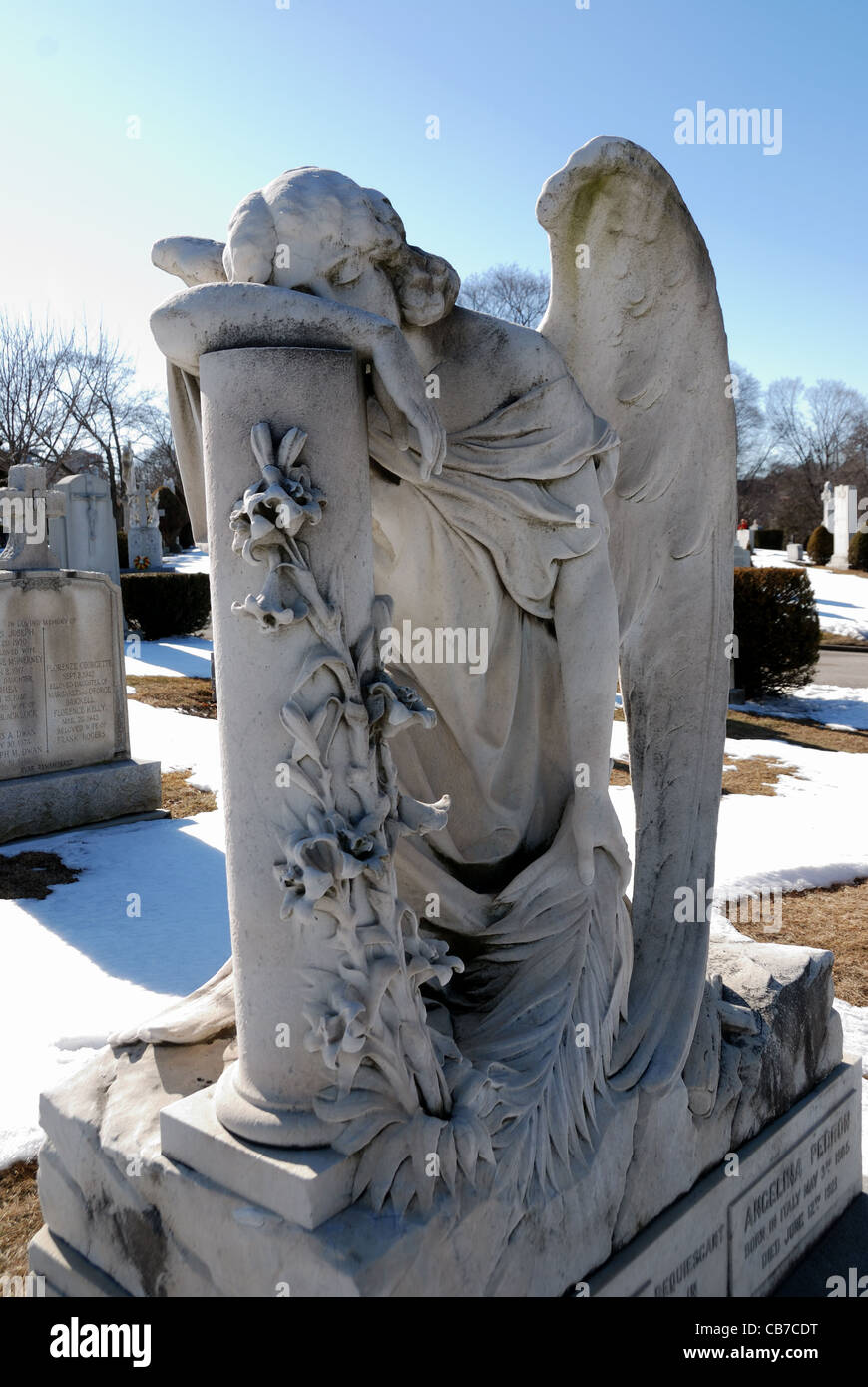 Ein aufwändiges und detailliertes Friedhof-Denkmal eines Engels, der weint. Stockfoto