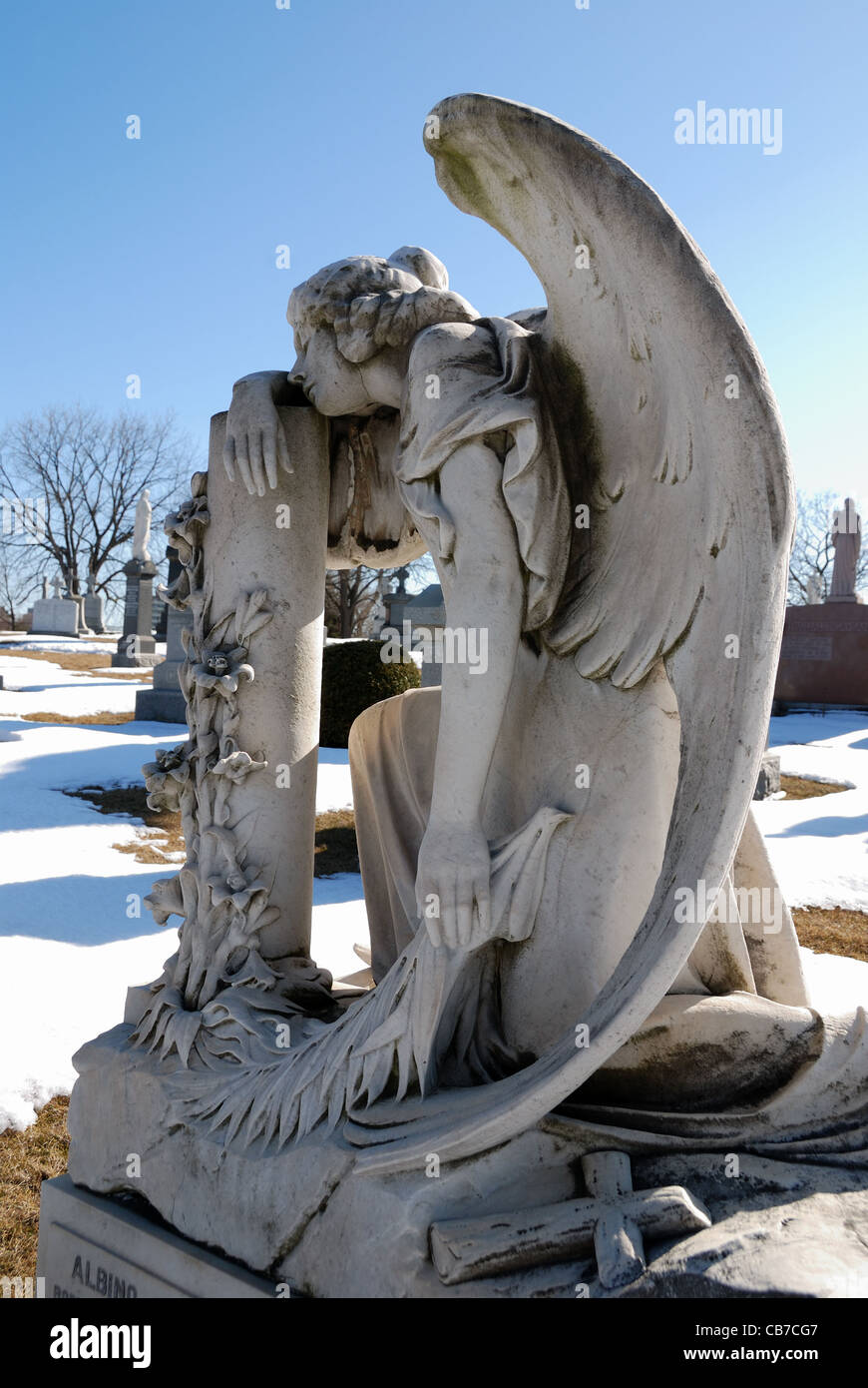 Ein aufwändiges und detailliertes Friedhof-Denkmal eines Engels, der weint. Stockfoto