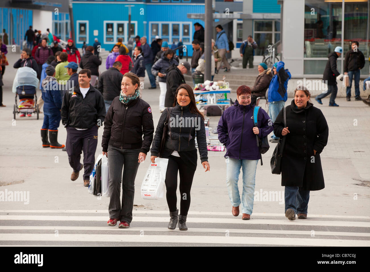 Fußgänger in der Innenstadt von Nuuk, der Hauptstadt von Grönland (NMR) Stockfoto