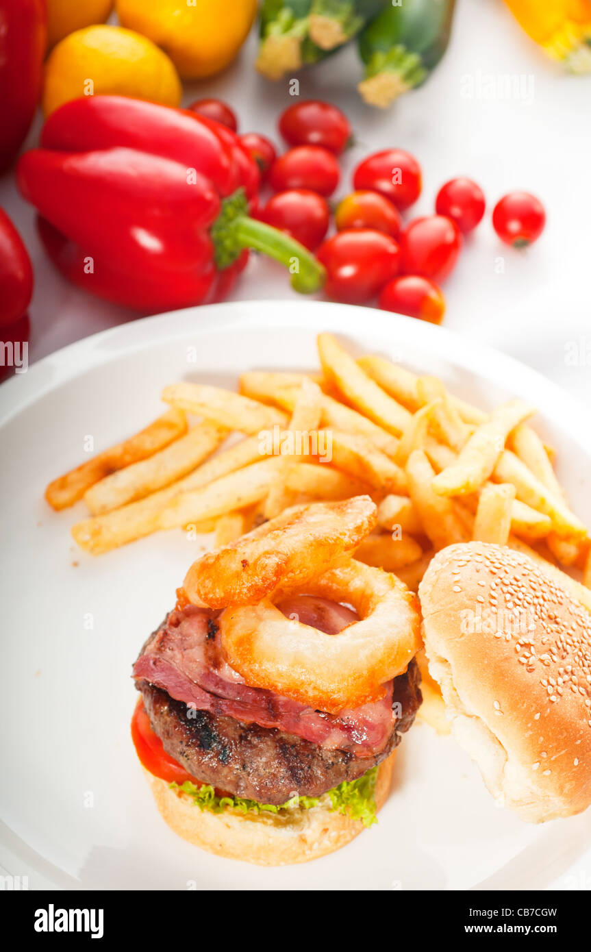 Amerikanischen Hamburger Sandwich Zwiebelringe Stockfoto