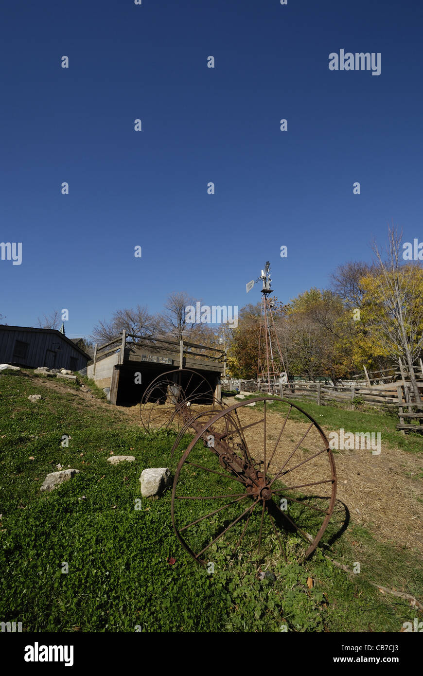 Alte verrostete Landmaschinen und Aeromotor in Riverdale Bauernhof einen kommunal betriebenen Park in Toronto Ontario Kanada Stockfoto