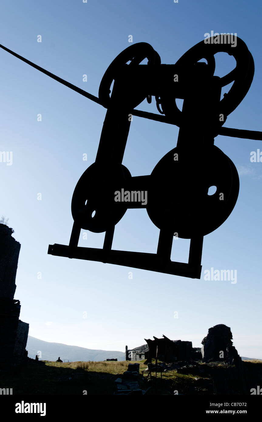 Eine Silhouette von Lastaufnahmemitteln in einem stillgelegten Steinbruch Stockfoto