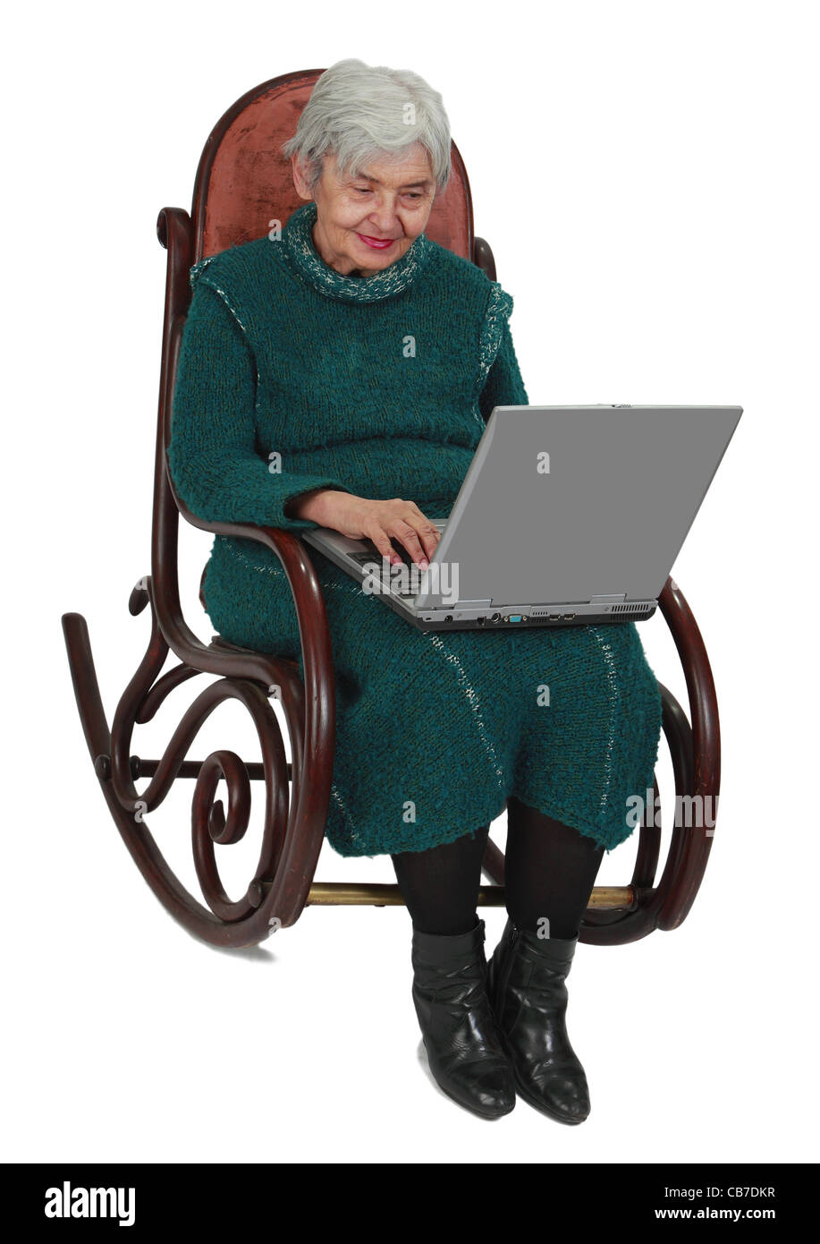 Bild einer älteren Frau mit einem Laptop sitzend in einer Wippe. Stockfoto