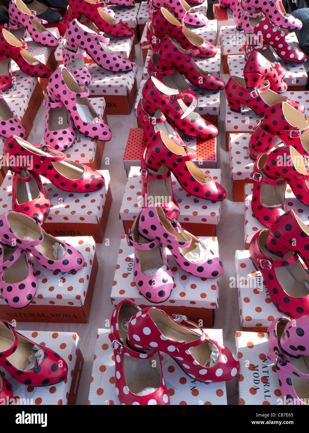 Spanische Klassiker der Mädchen Schuhe auf einem Marktstand an der Costa Blanca in Spanien. Stockfoto