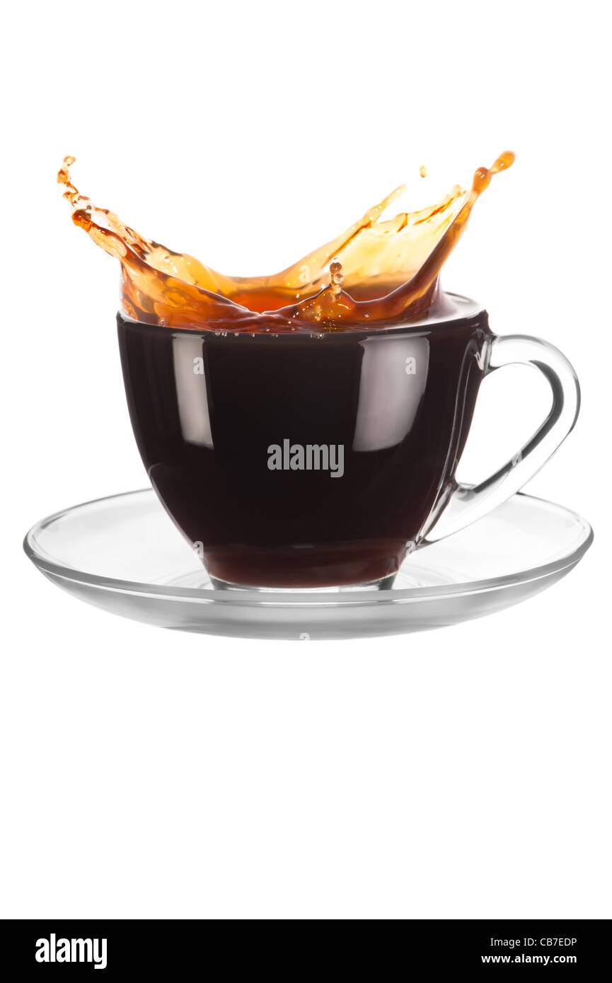 Tasse Kaffee mit Schuss auf weißem Hintergrund Stockfoto