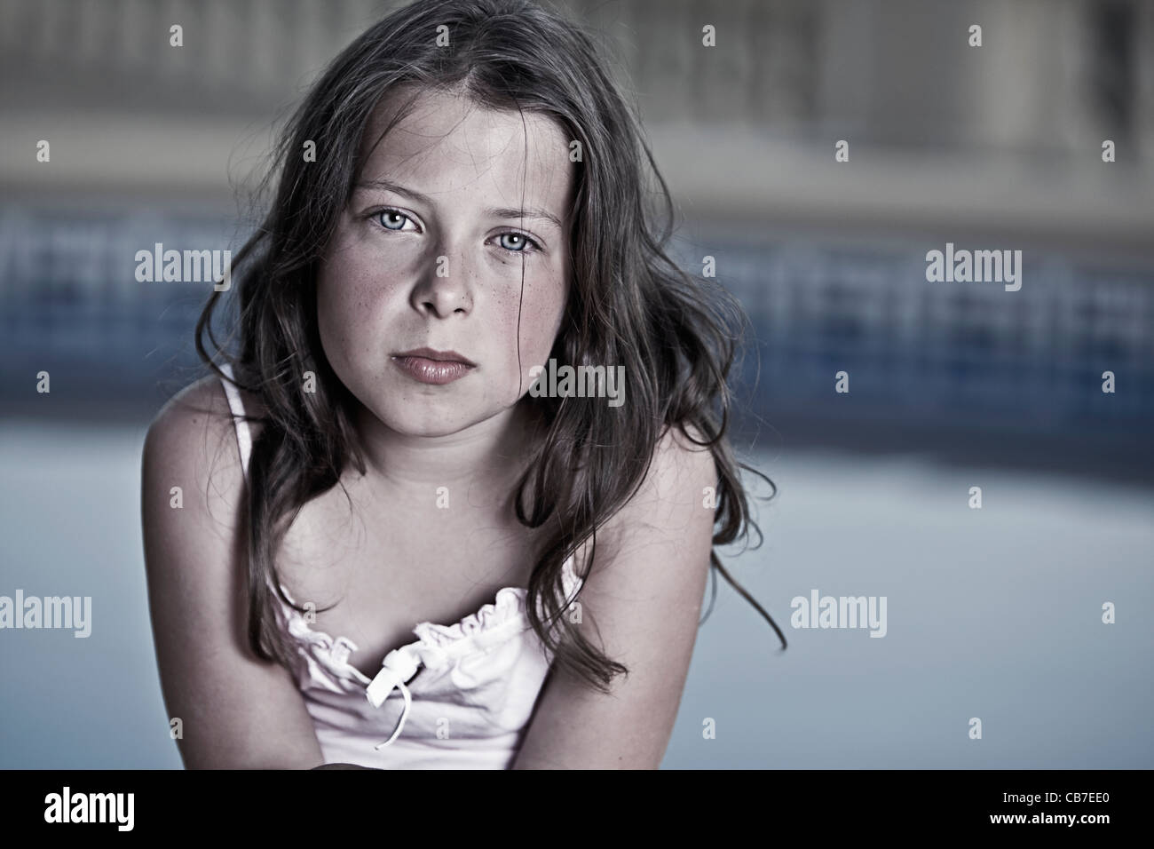 Trauriges Mädchen neben Schwimmbad Stockfoto