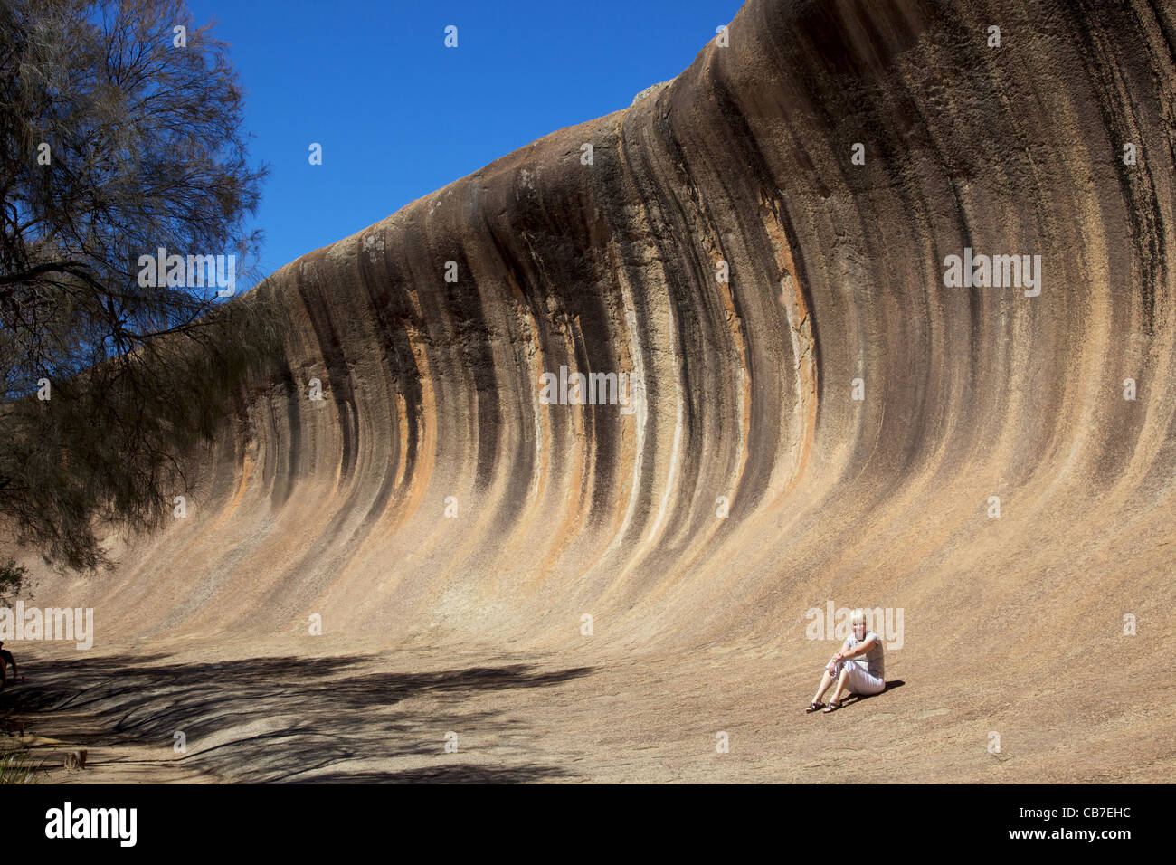 Reife Frau im Wave Rock, in der Nähe von Hyden in Western Australia. Stockfoto