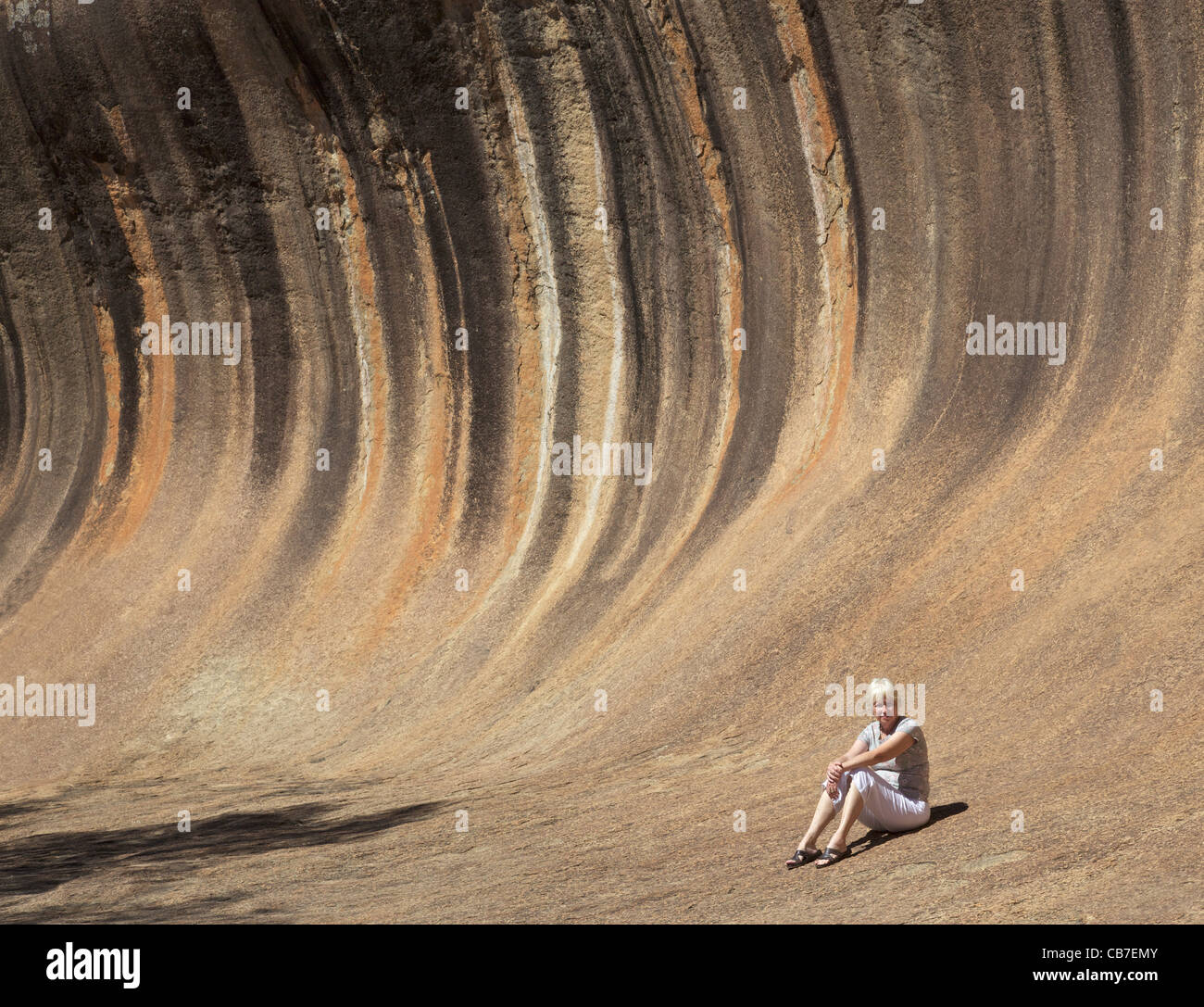 Reife Frau im Wave Rock, in der Nähe von Hyden in Western Australia. Stockfoto