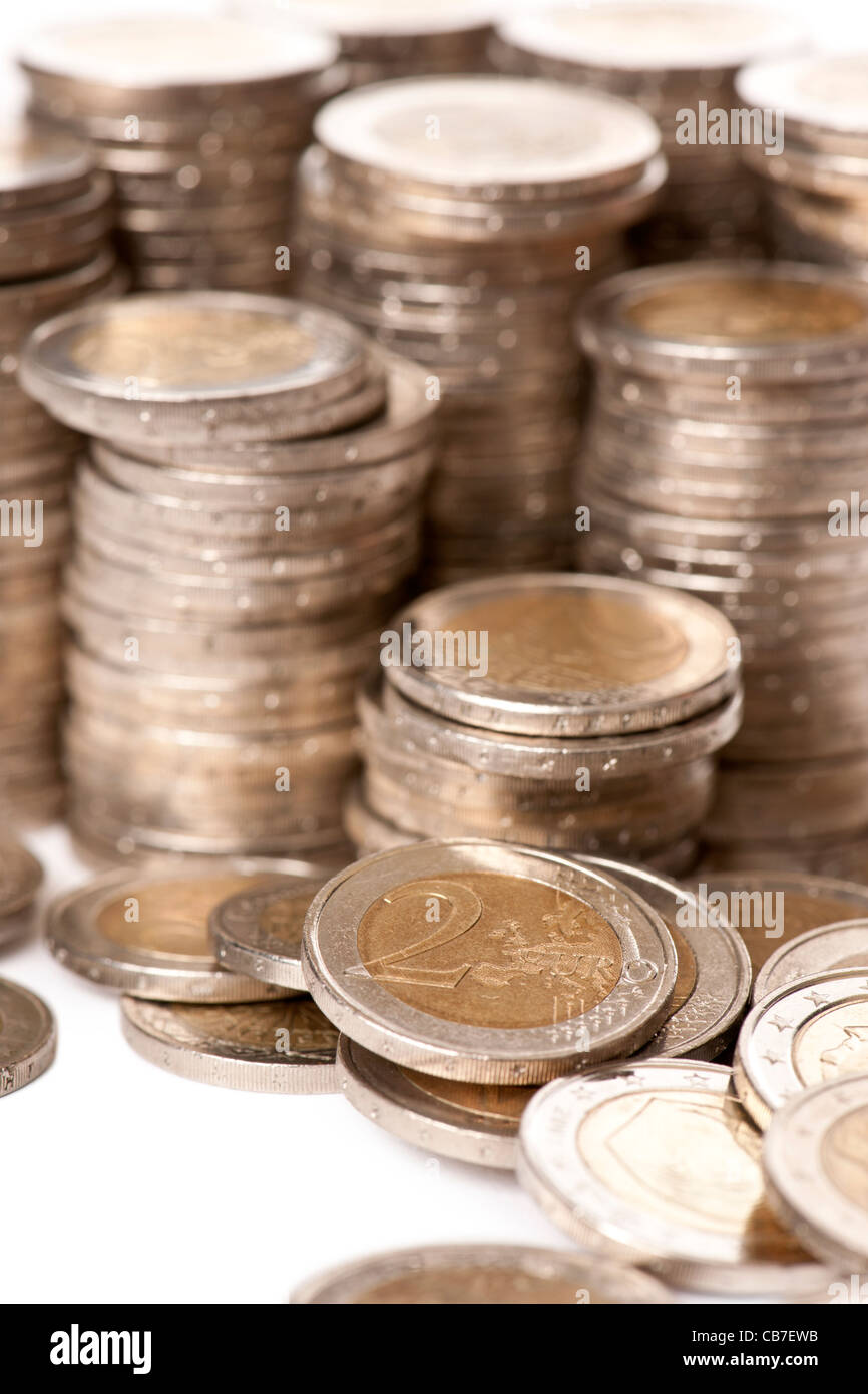 Close-up Stapel von 2 Euro Münzen vor weißem Hintergrund Stockfoto