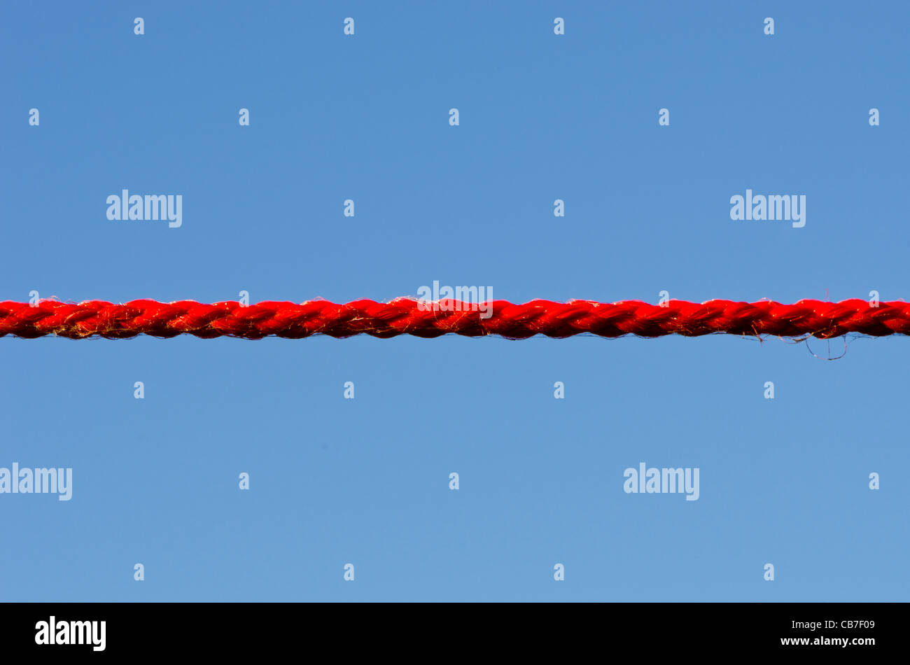 rote Kleider String und Himmel Hintergrund Stockfoto