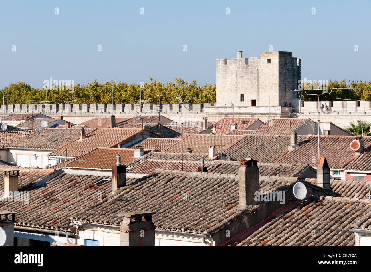 Die Wände und die Tour De La Meche der Bastide Stadt von Aigues Mortes in Südfrankreich. Stockfoto