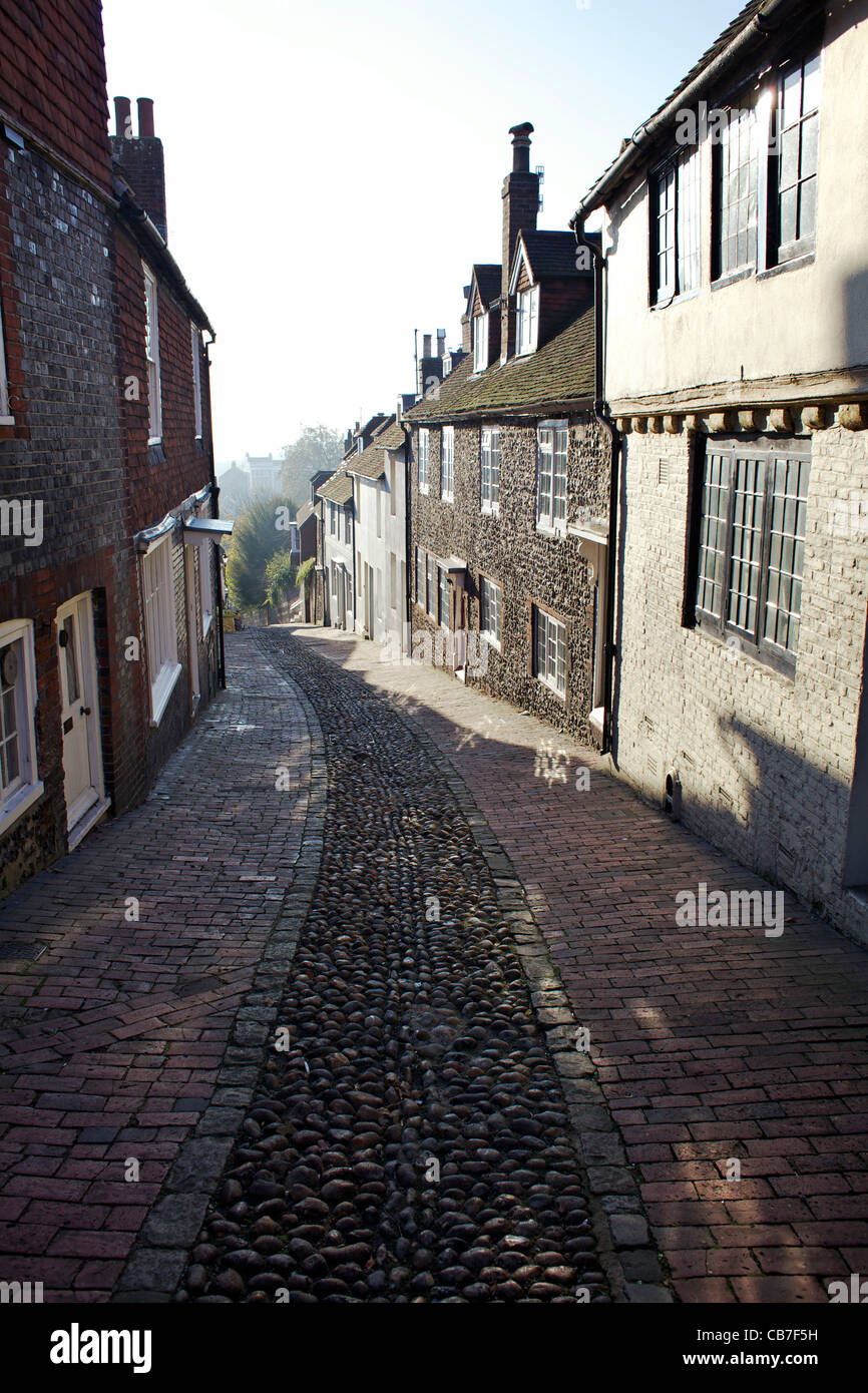 Blick nach Süden entlang der Keere Street in Lewes mit gepflasterten Straßen und Blick auf die Südabfahrten Stockfoto