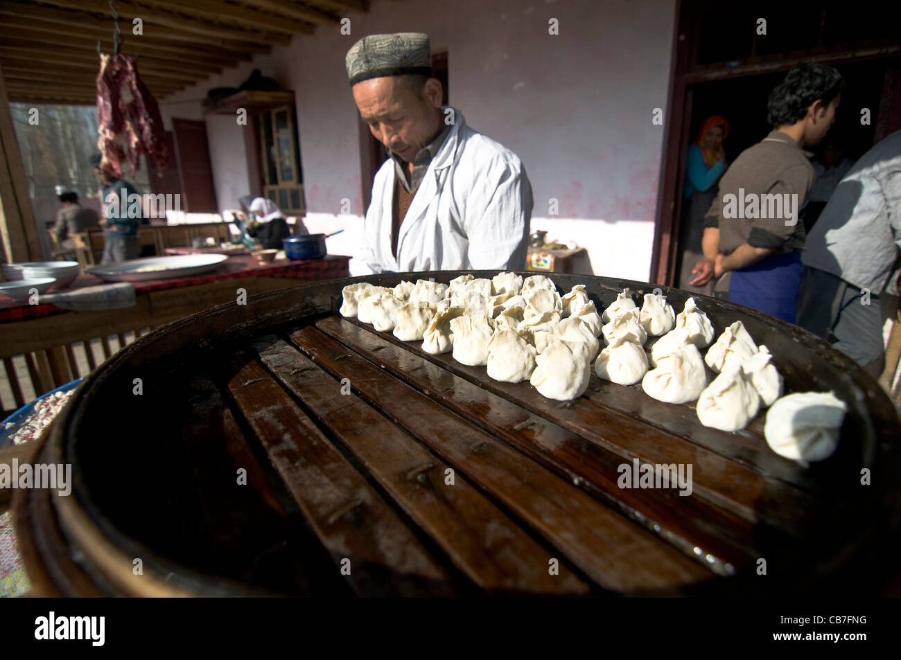 Ein Uyghur Mann Prepearing Buuz - traditionellen Knödel. Stockfoto