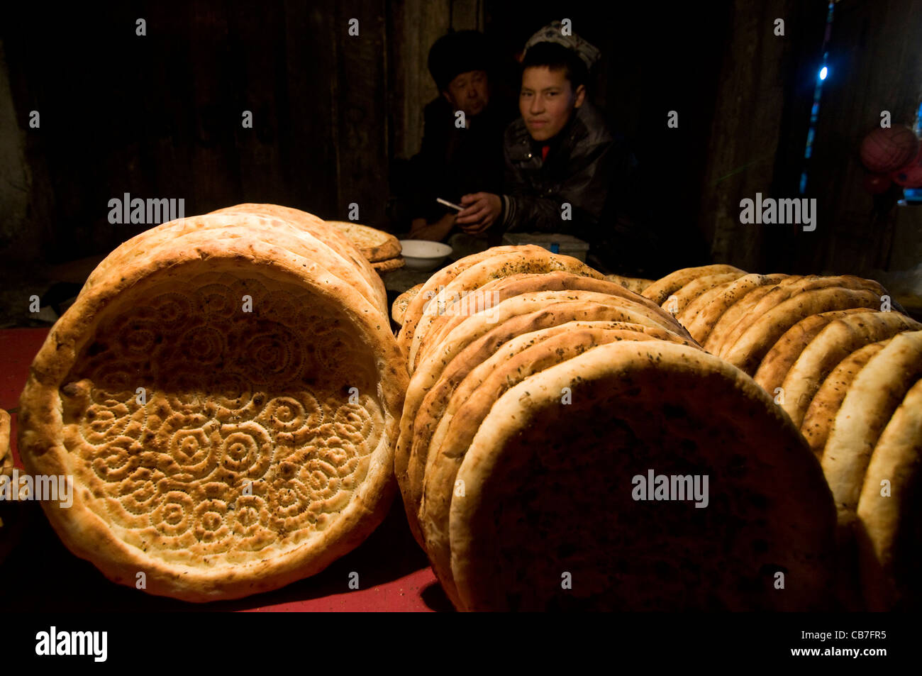 Frisches Naan-Brot verkauft in einer kleinen Bäckerei in der alten Stadt Kasghar. Stockfoto