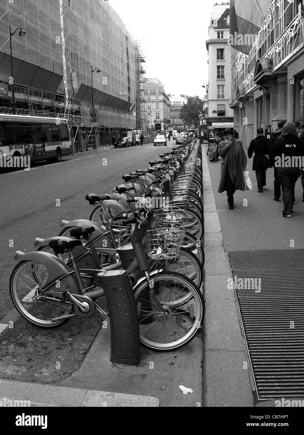 Ein Blick auf eine Straße in Paris, Frankreich von Fahrrädern Stockfoto