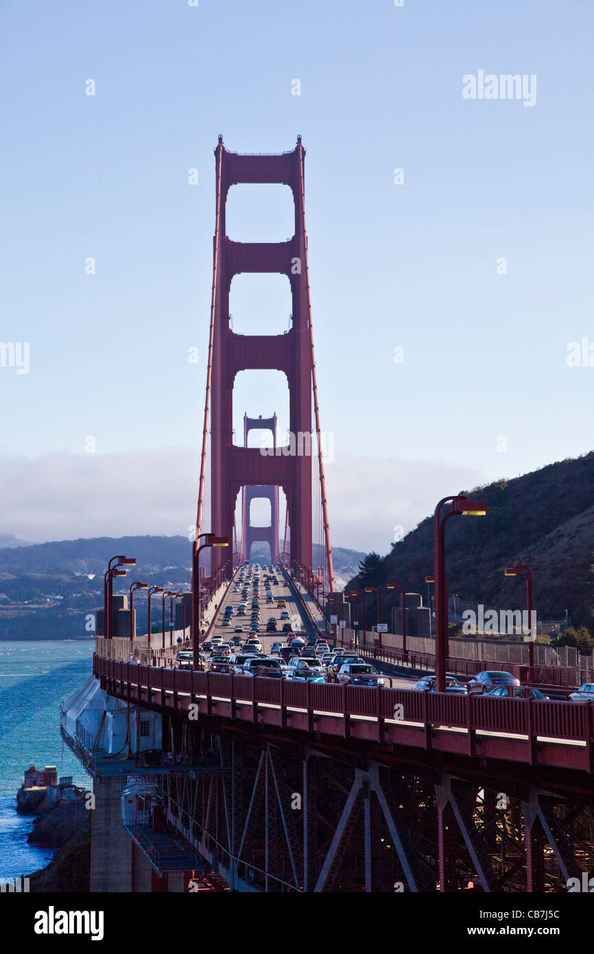 Golden Gate Bridge in San Francisco, Kalifornien, vom Nordufer am US Highway 101, gegenüber der Bucht von San Francisco. Stockfoto