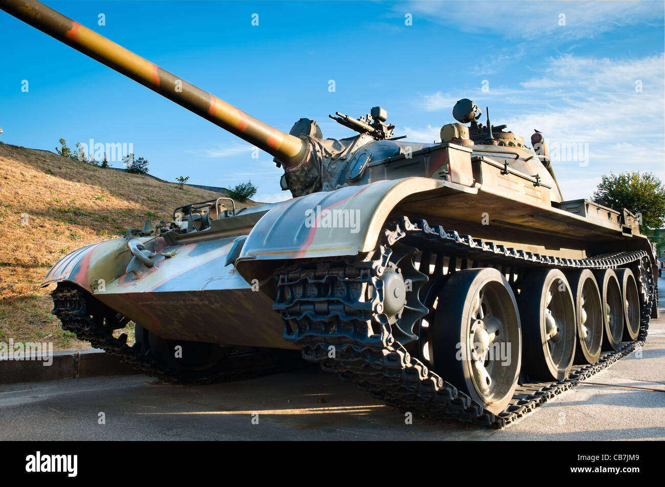 russischen Kampfpanzer mit blauen bewölkten Himmel im Hintergrund Stockfoto