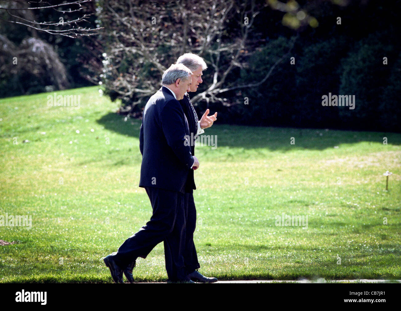 Präsident Bill Clinton Spaziergänge durch die Rose Garden mit der irische Premierminister Bertie Ahern 17. März 1999 vor a eine St. Patricks Day Event. Stockfoto
