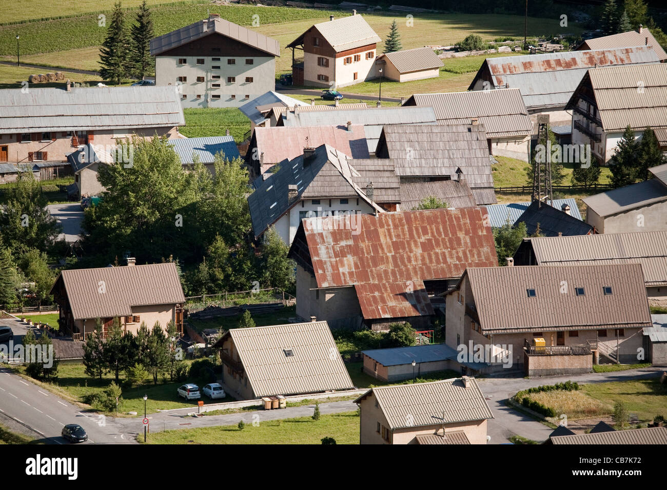 Blechdächer der Häuser in dem französischen Dorf Brunissard in Hautes-Alpes, Provence-Alpes-Côte d ' Azur, Frankreich. Stockfoto