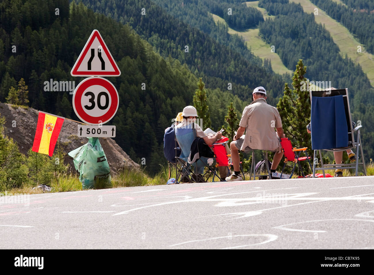 Die Zuschauer warten auf die Ankunft von Le Tour De France auf Stufe 18 aufsteigender Col d'Lzoard, Hautes-Alpes, Frankreich. Stockfoto