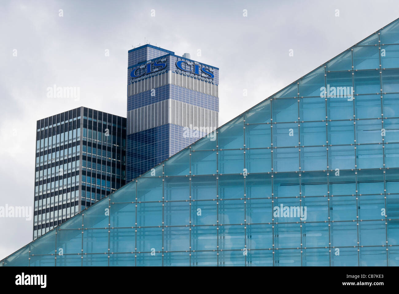 Urbis, die Heimat des National Football Museum in Manchester, UK. Mit dem CIS-Gebäude Stockfoto