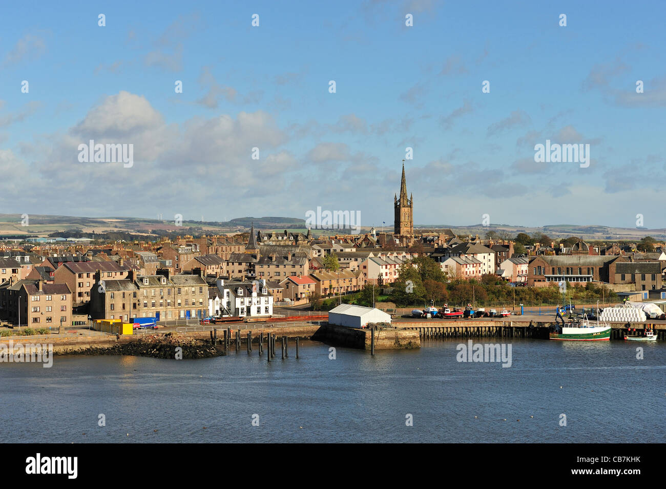 Erhöhten Blick über Stadt von Montrose, Angus, Schottland, mit dem Turm der alten und St.-Andreas Kirche dominiert die Skyline. Stockfoto