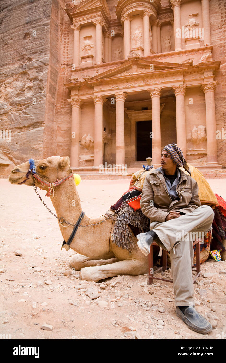 Kamel-Treiber wartet auf Touristen / Touristen vor "Die Schatzkammer": Al Khazneh / El Khazneh, um die verlorene Stadt von Petra, Jordanien Stockfoto