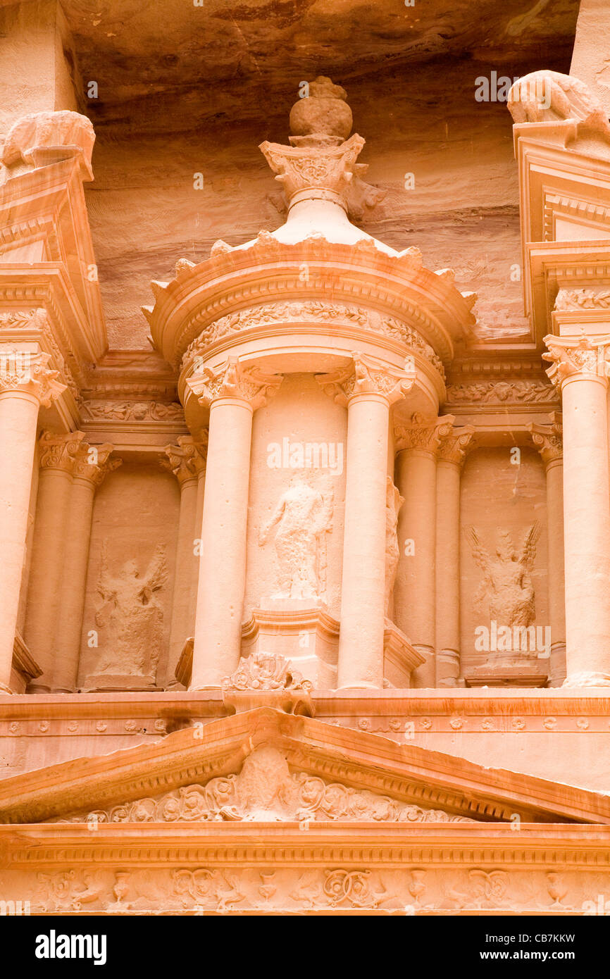 Detail (mit Kugel Schaden) von der vorderen / oberen Teil des "The Treasury": Al Khazneh / El Khazneh, um verlorene Stadt Petra in Jordanien. Stockfoto