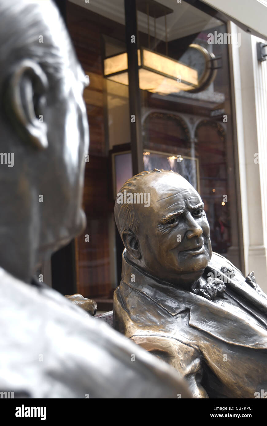 Verbündete, 1985 Skulptur von Lawrence Holofcener Darstellung Winston Churchill und Franklin Roosevelt, new Bond street London Stockfoto