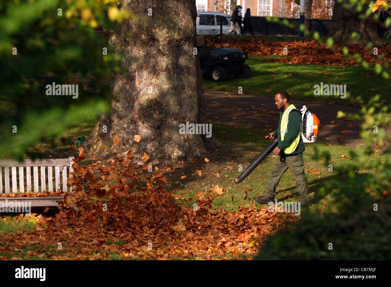 Ein Gärtner in St James Park, London Clearing Blätter mit einem