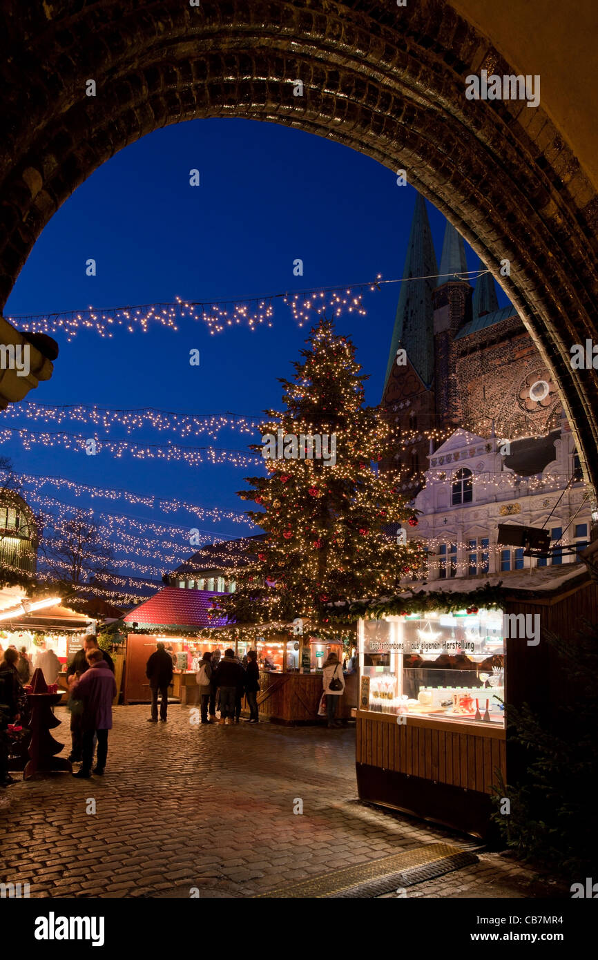 Beleuchteten Buden und Stände auf Weihnachtsmarkt in der Hansestadt Stadt Lübeck, Deutschland Stockfoto