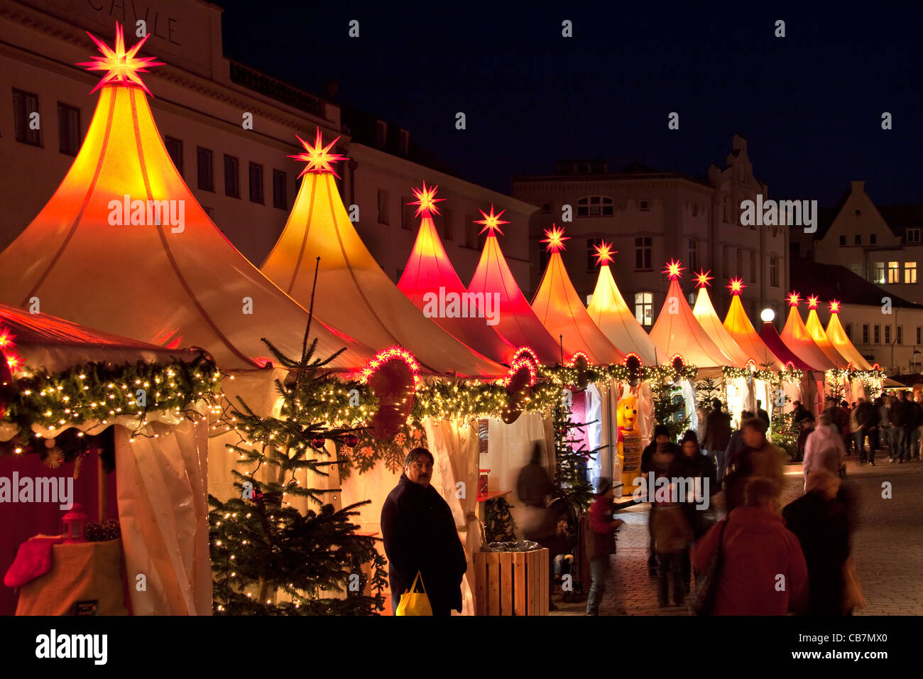Beleuchteten Buden und Stände auf Weihnachtsmarkt in der Hansestadt Stadt Lübeck, Deutschland Stockfoto