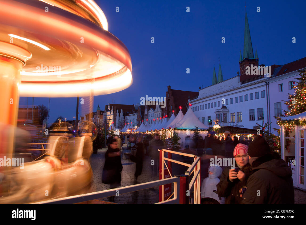 Karussell auf Weihnachtsmarkt in der Hansestadt Lübeck, Obertrave, Deutschland Stockfoto