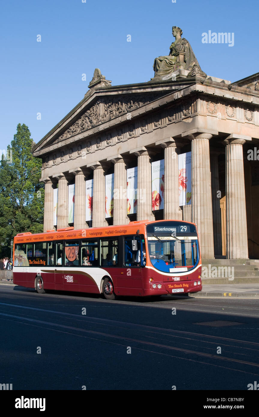 Ein single-Deck-Bus von Lothian Busse betrieben geht der Royal Scottish Academy Building in der Princes Street, Edinburgh.Scotland Stockfoto