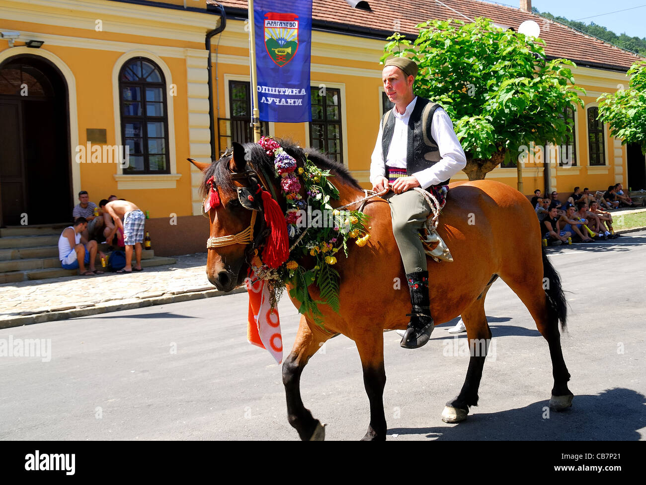 Serbien August 2011: 51. Guca internationale Trompete Festival. Mann auf dem Pferd mit Tracht. Stockfoto