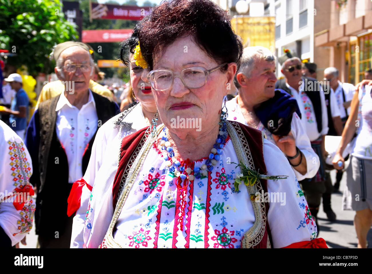 Serbien August 2011: 51. Guca internationale Trompete Festival. Frau trägt Tracht. Stockfoto