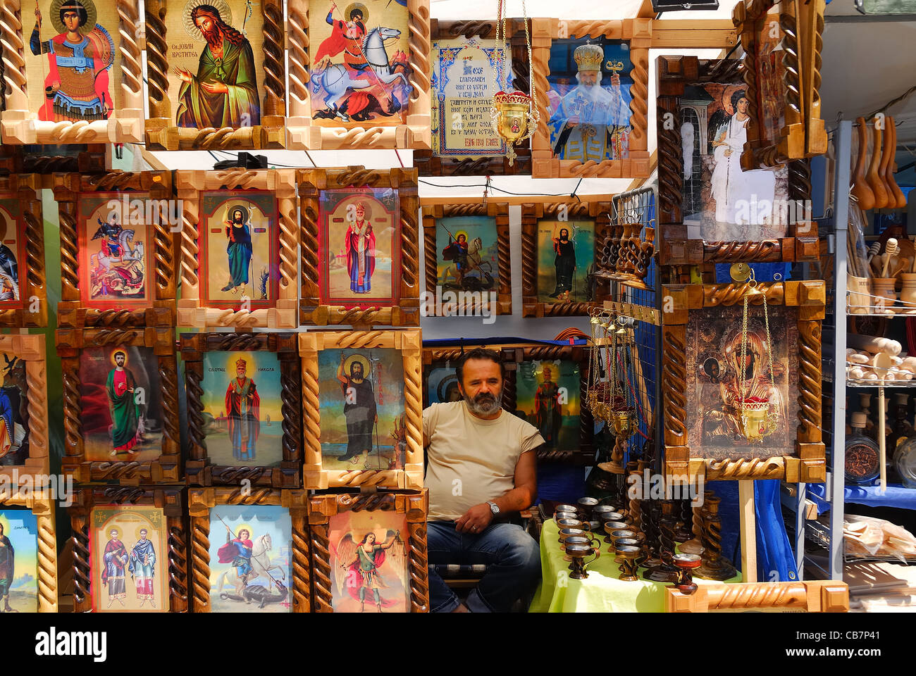 Serbien August 2011: 51. Guca internationale Trompete Festival. Ein Verkäufer von Ikonen. Stockfoto