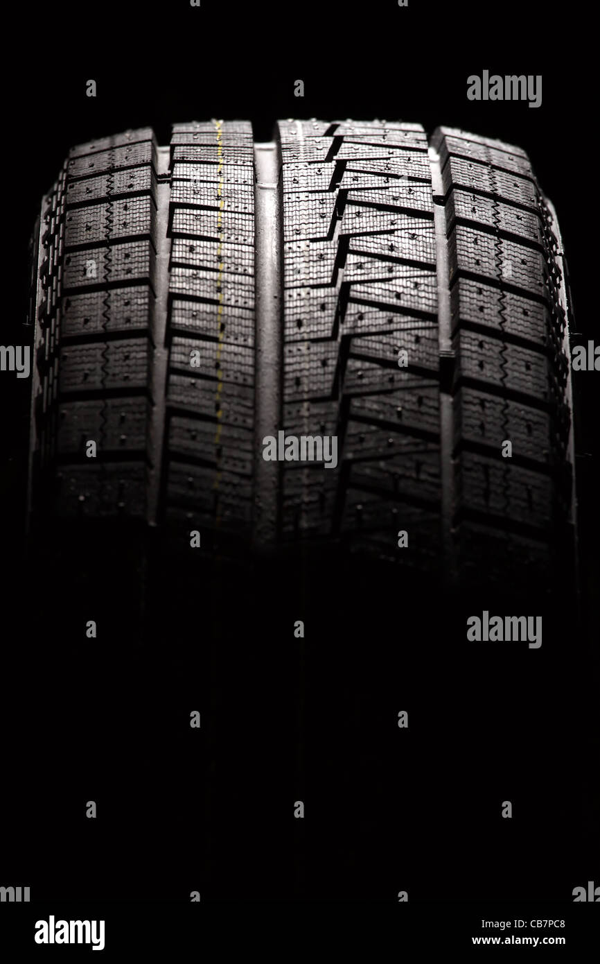 Neue Pkw-Reifen. Vertikale Zusammensetzung. Stockfoto