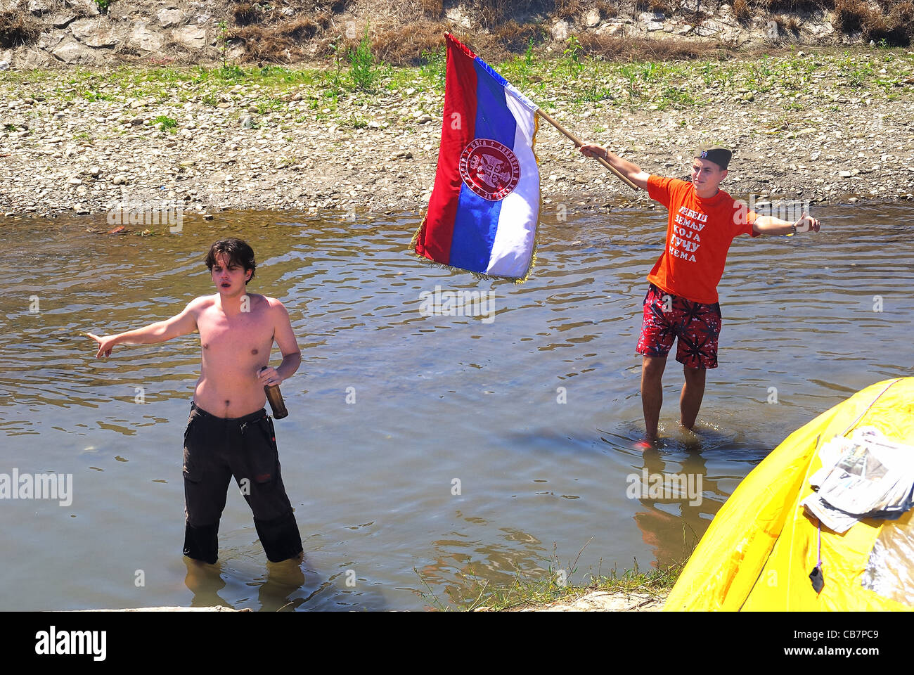 Serbien August 2011: 51. Guca internationale Trompete Festival. Ein betrunkener serbischen Jungs im Fluss. Stockfoto