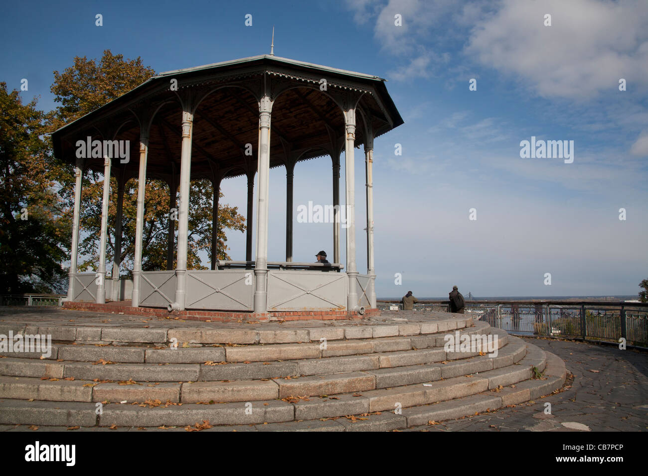 Unterkunft mit Blick auf die Ansicht von Kiew von der Spitze des Hügels besang in Volodimirska Girka Park Kiew Bänke Stockfoto