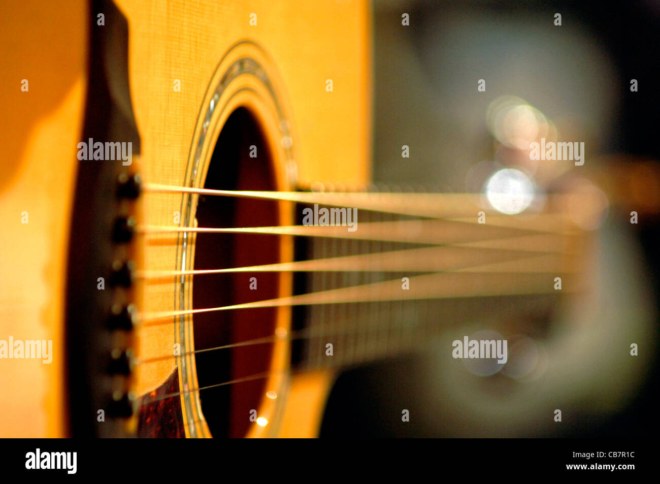 Musikinstrumente, Gitarre auf der Bühne Leistung Stockfoto