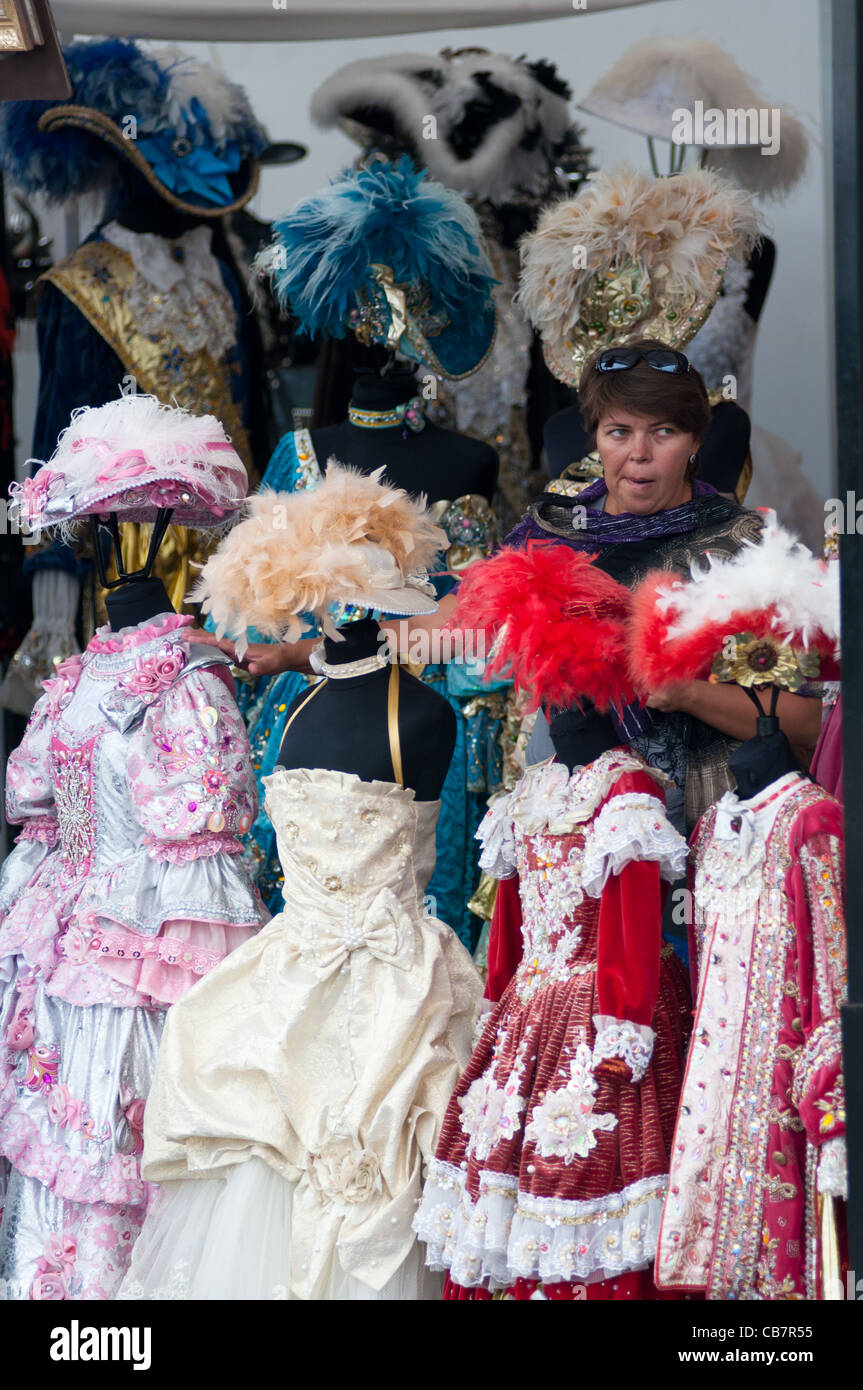 Eine Lieblingsbeschäftigung in der Küstenstadt Stadt Jalta, Ukraine putzt sich in Kostümen - in diesem Fall von Louis 16. Frankreich. Stockfoto